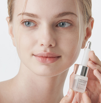 Model posing with the Ceutisome W Amouple